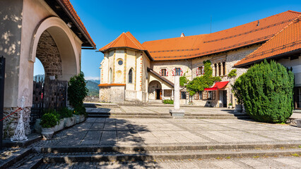 Obraz premium Central square with historic buildings of Lake Bled Castle in the Alps, Slovenia.