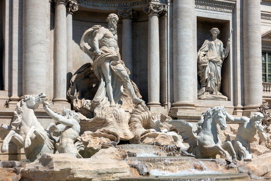 Trevifontein in Rome met Oceanus de God van de Zee. Hij staat op een schelp die wordt voortgetrokken door twee paarden die staan voor de onvoorspelbaarheid van de zee