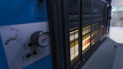 オフセット印刷機ローラー部のクローズアップ