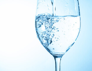 グラスに水を注ぐ	