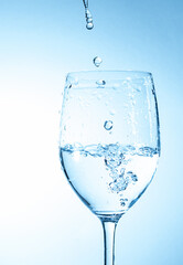 グラスに水を注ぐ	