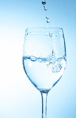 グラスに水を注ぐ	