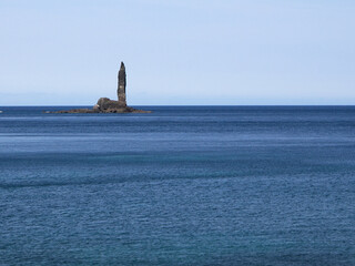 Fototapeta premium 海原にそそり立つローソク岩