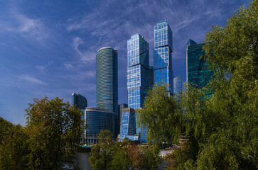 Obraz premium High-rise buildings and skyscrapers on a sunny summer day.