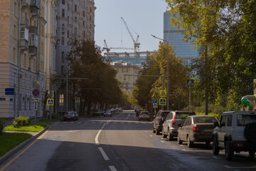 Obraz premium High-rise buildings and skyscrapers on a sunny summer day.