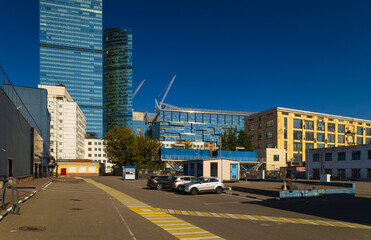 Obraz premium High-rise buildings and skyscrapers on a sunny summer day.