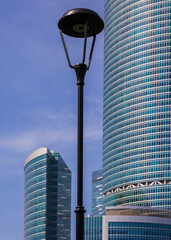 Obraz premium High-rise buildings and skyscrapers on a sunny summer day.