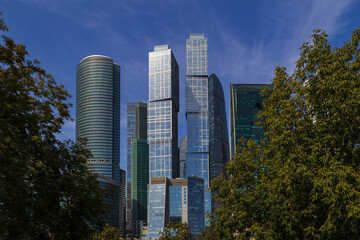 Obraz premium High-rise buildings and skyscrapers on a sunny summer day.