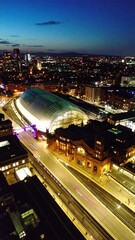 Obraz premium Night cityscape view of a modern train station