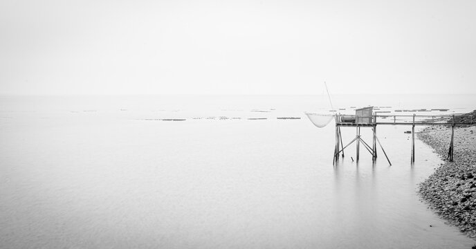 Cabanes de p&ecirc;cheurs sur pilotis &agrave; mar&eacute;e basse