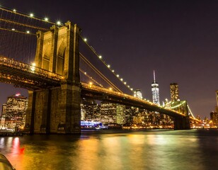 Fototapeta premium Night view of the Brooklyn Bridge over the East River (1)