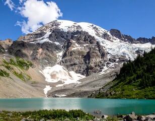 Obraz premium Majestic mountain overlooking a vibrant alpine lake