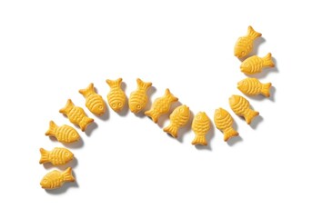 Naklejka premium Golden fish crackers in a playful curved arrangement