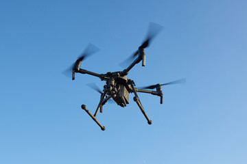 Drone en vol dans le ciel