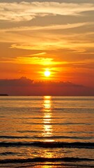 Obraz premium Golden sunset over calm ocean