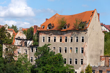 Einsturzgefährdetes Haus mit Dachbewuchs