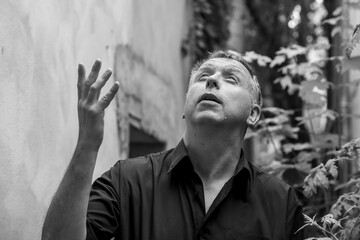 portrait d'un com&eacute;dien inspir&eacute; en plein jeu en noir et blanc