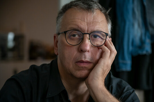 Portrait d'un homme de 50 ans s&eacute;rieux et un peu triste