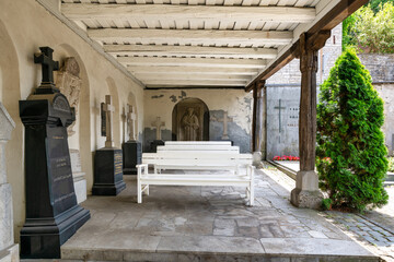 Sitzgelegenheit für eine Trauerfeier im Freien unter einem Dach in Marktbreit © Blende8