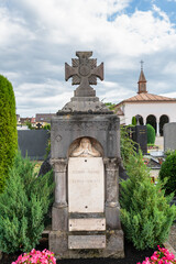 sehr alter Grabstein mit einem Engel auf einem Friedhof in W&uuml;rzburg