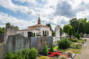 Blick über den Friedhof zu einer kleinen Kapelle auf einem Friedhof in Würzburg © Blende8