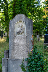 alter stark verwitterter Grabstein mit der Mariengestalt  Alter S&uuml;dfriedhof M&uuml;nchen