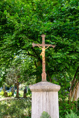 Ein Kreuz mit Jesus auf einem Grabstein  Alter Südfriedhof München