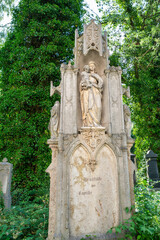 Großer Grabstein mit vielen Verzierungen eines Familiengrabes  Alter Südfriedhof München