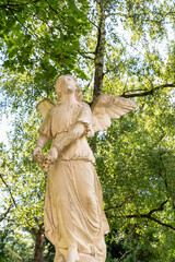 Schöner großer Engel mit dem Blick zum Himmel  Alter Südfriedhof München