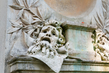 schöne Steinmetzarbeit an einem alten Grabstein Der Schrei  Alter Südfriedhof München