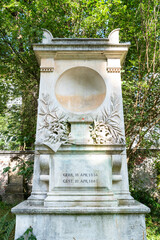 schöner alter Grabstein eines Familiengrabes  Alter Südfriedhof München