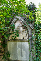 sehr alter Grabstein von Efeu umschlungen  Alter Südfriedhof München