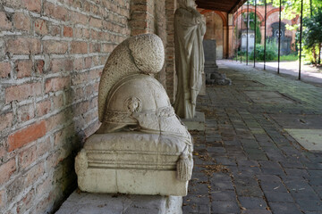 sehr alte Grabstätte eines Soldaten Offiziers in Form eines Helms Alter Südfriedhof München © Blende8