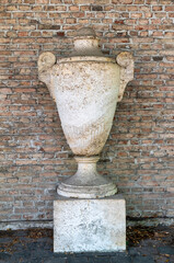 Sehr große Urne vor einer alten Ziegelmauer Alter Südfriedhof München