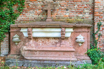 Grabstätte in Form eines Sarges an einer Mauer  Alter Südfriedhof München