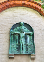 Großes Wandbild aus Metall mit Patina zeigt den Gottvater mit seinem Sohn Jesus Alter Südfriedhof München