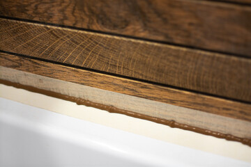 Intermediate process of sealing the grout between the tile and the bathtub with silicone