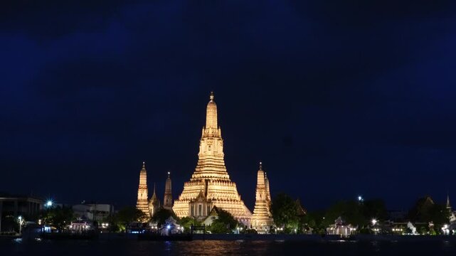 バンコク チャオプラヤー川越しのワット・アルン（暁の寺）の夜景のビデオ