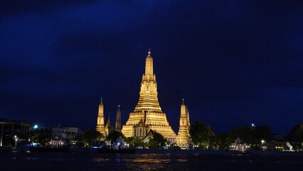 バンコク チャオプラヤー川越しのワット・アルン（暁の寺）の夜景