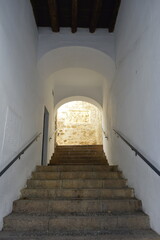 Escadaria de pedra até o arco