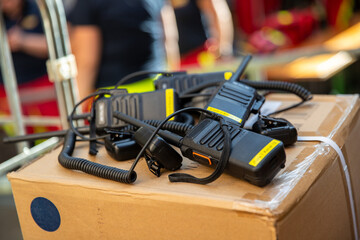 Funkgeräte für die Feuerwehr, Polizei, Bundeswehr bereit zum Einsatz