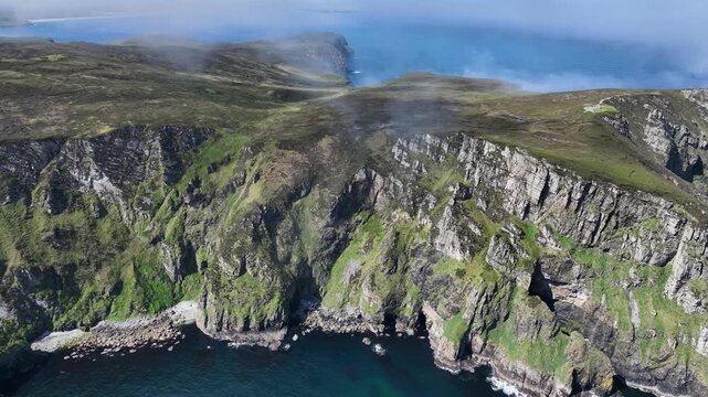Luftaufnahme einer dramatischen irischen Felsenk&uuml;ste mit Nebel