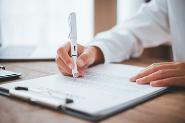 Fototapeta premium businessman is negotiating, advising, and explaining the matter of the contract to be agreed to sign the contract.