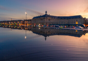 Atardecer sobre el Miroir d'eau, Burdeos