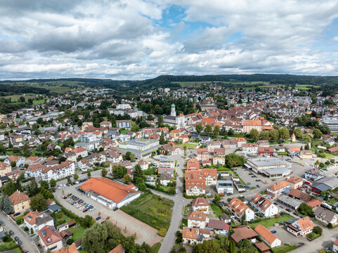 Luftbild von der Stadt Stockach mit der Kirche St. Oswald in der Oberstadt, historischer Stadtkern