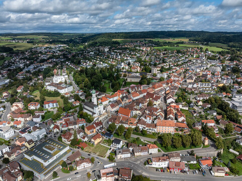 Luftbild von der Stadt Stockach mit der Kirche St. Oswald in der Oberstadt, historischer Stadtkern