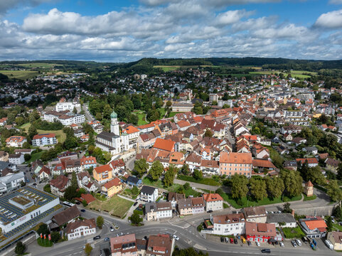 Luftbild von der Stadt Stockach mit der Kirche St. Oswald in der Oberstadt, historischer Stadtkern