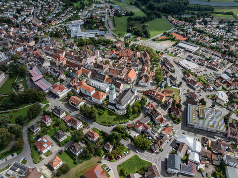 Luftbild von der Stadt Stockach mit der Kirche St. Oswald in der Oberstadt, historischer Stadtkern