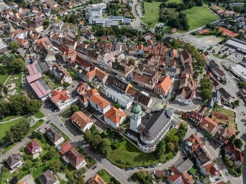 Luftbild von der Stadt Stockach mit der Kirche St. Oswald in der Oberstadt, historischer Stadtkern