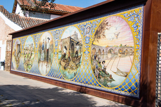 Mural cer&aacute;mico dedicado a los pescadores de Talavera de la Reina es una de las obras m&aacute;s emblem&aacute;ticas de la Ruta de los Murales